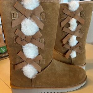 Koolaburra by Ugg Chestnut Suede Boots with Bows Women’s size 10. New